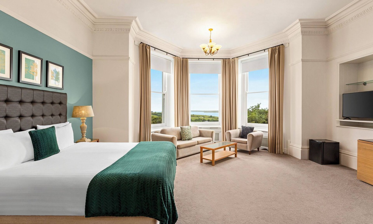 Par Hotel | Trenython Manor Resort