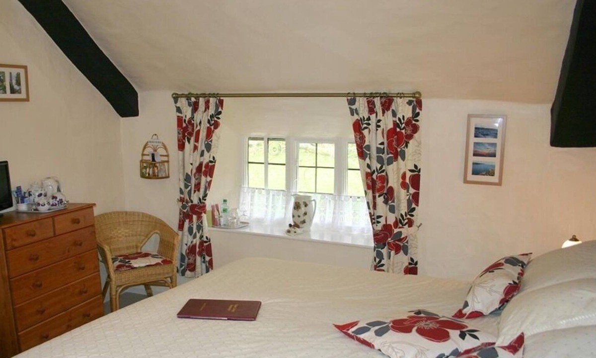 Bossington Bed & Breakfast | Tudor Cottage