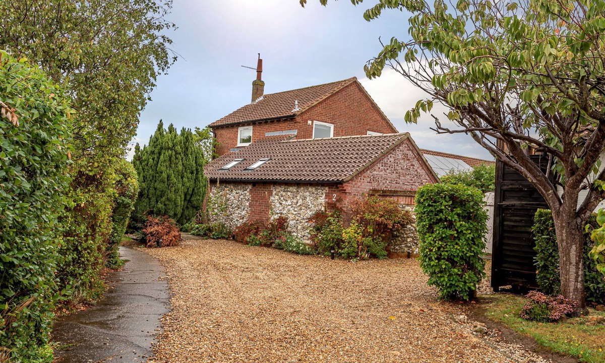 Brancaster Cottage | Turnstone - sleeps 6 guests in 3 bedrooms