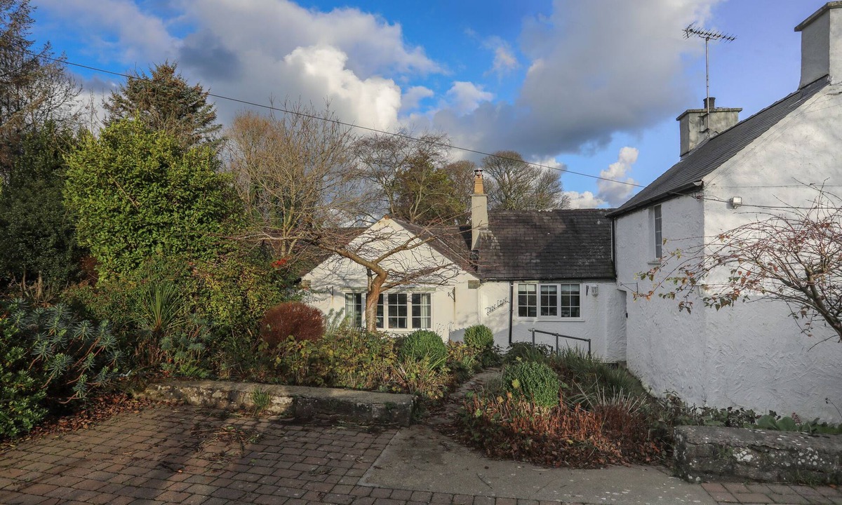 Dulas House | TY'N LON, pet friendly, character holiday cottage in Brynrefail