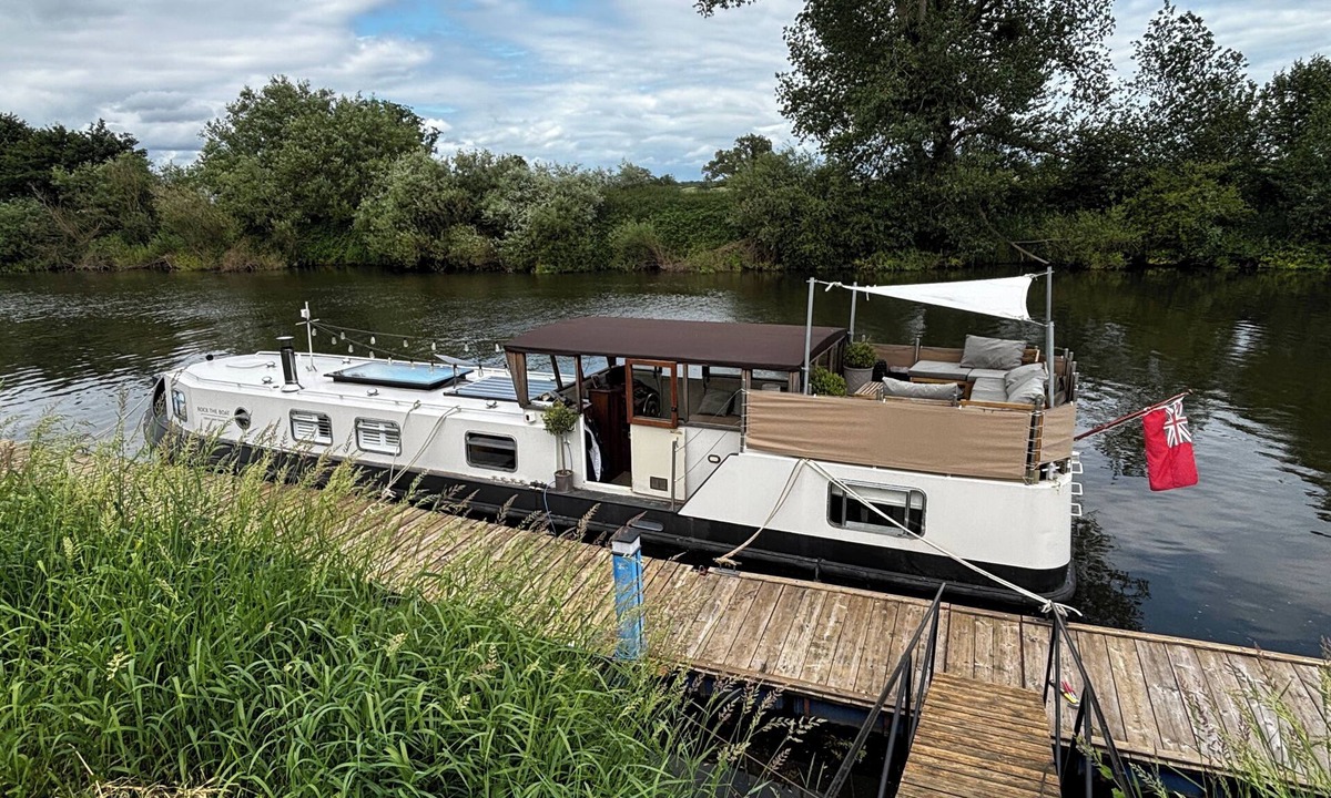 Severn Stoke Cabin | Unique 2 Bed Waterside Retreat, Pet Friendly