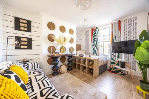 Gloucester Apartment | Unique By Monique Docks Doorstep Sleeps 3