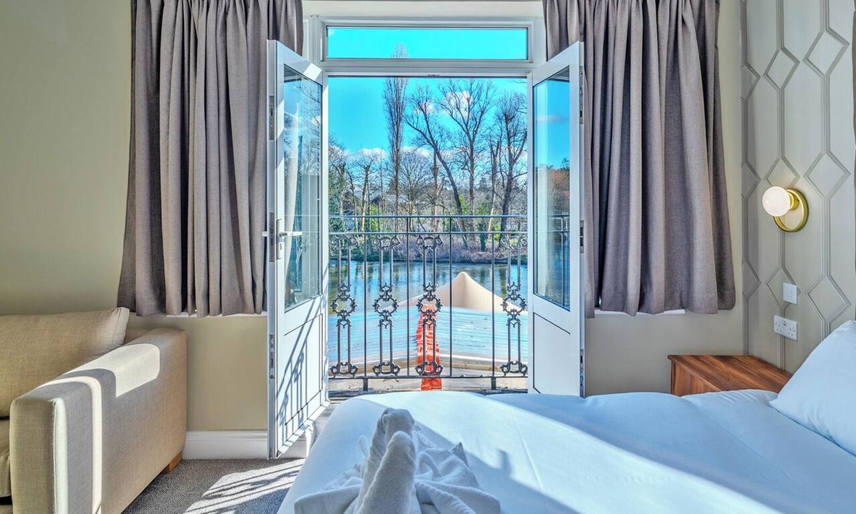Bray on Thames Hotel | Uno Thames Hotel -Reopened Brand New Again -FREE PARKING