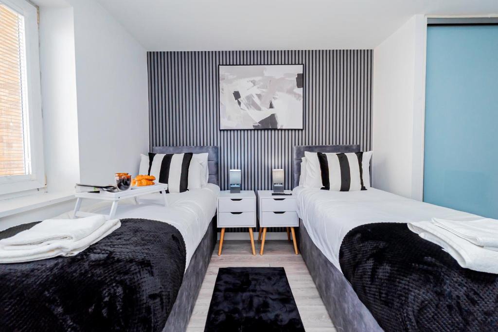 Basingstoke Apartment | Upgraded 4 Beds Level Access Lifts 2 bath Parking