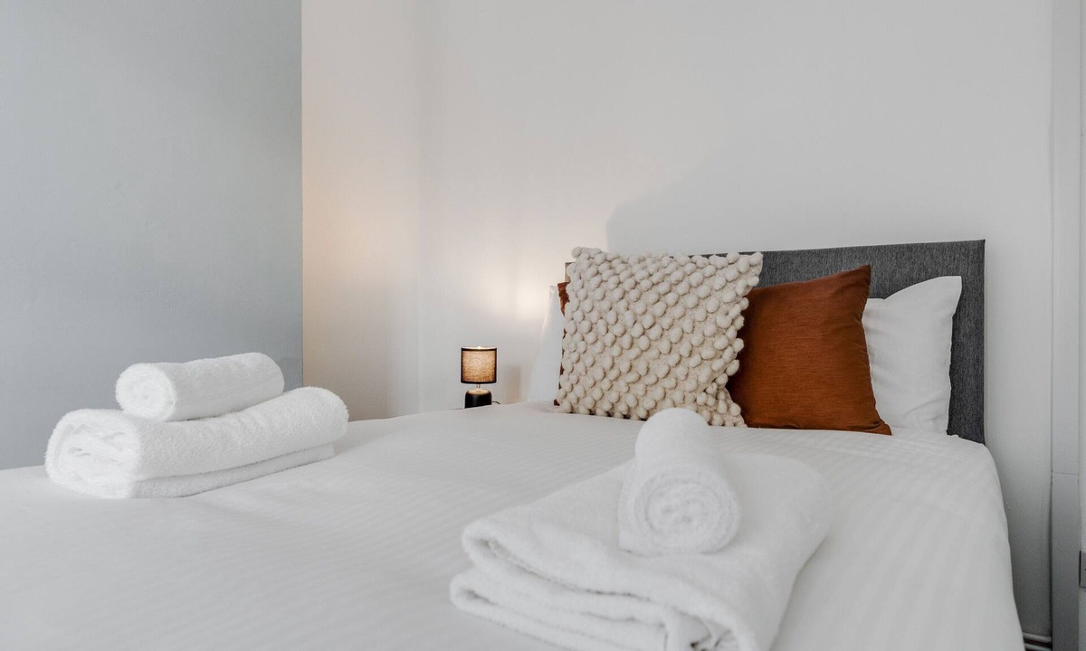 Liverpool House | Vichy - Strathcona Suites, 3 Beds Houses in Wavertree