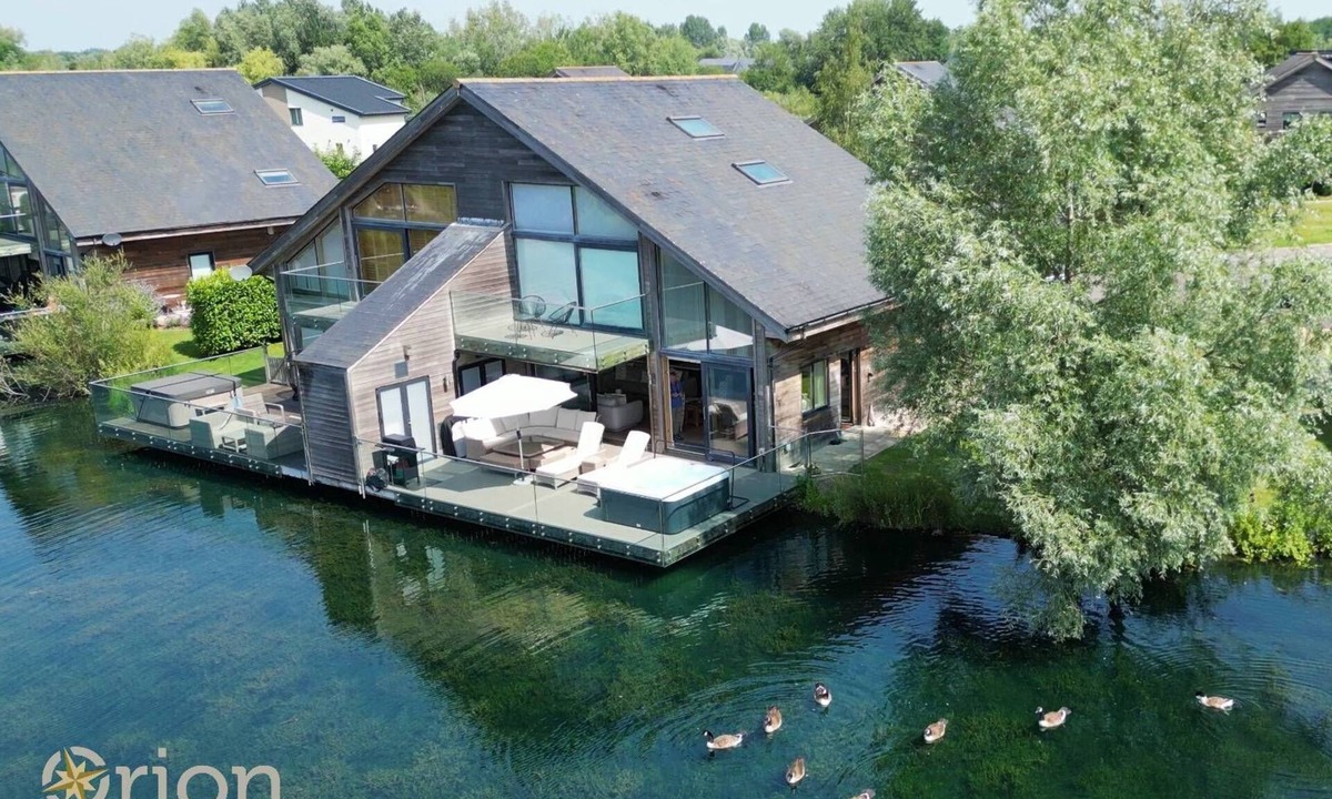 South Cerney House | Waters Edge 16, Heron Lodge - Lakeside Holiday Home, Hot Tub, Sleeps 8