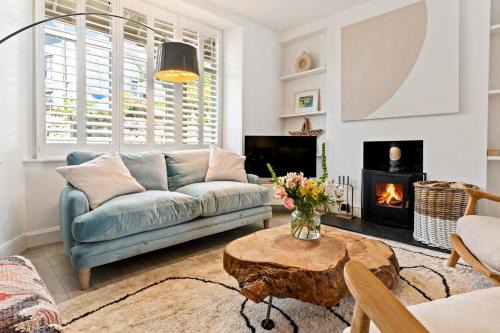 Flushing House | Waterside cottage - log burner - 10 mins to Falmouth