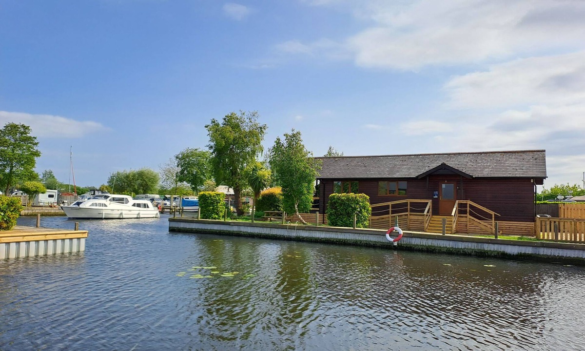 Brundall Cabin | Waterside River Retreat - sleeps 6 guests in 3 bedrooms