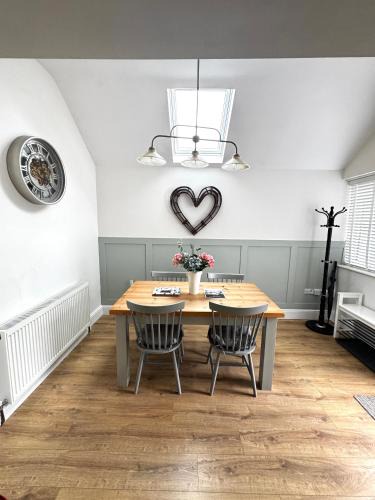 Nafferton House | Wayside, Yorkshire Wolds Holiday Home, Sleeps 4, Parking