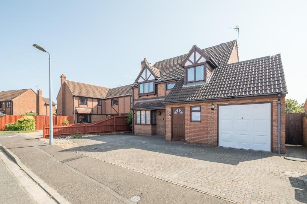 Peterborough Apartment | Well-Located Foxdale Stay with Parking