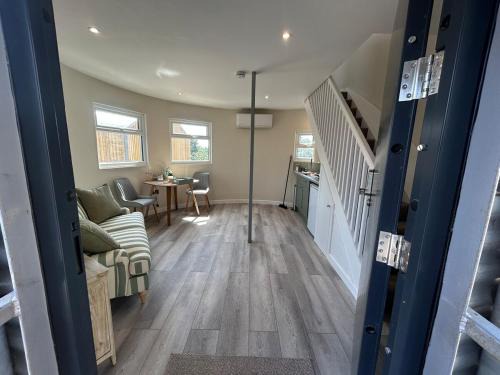 Shenley Apartment | Wheat silo on working farm with padel courts