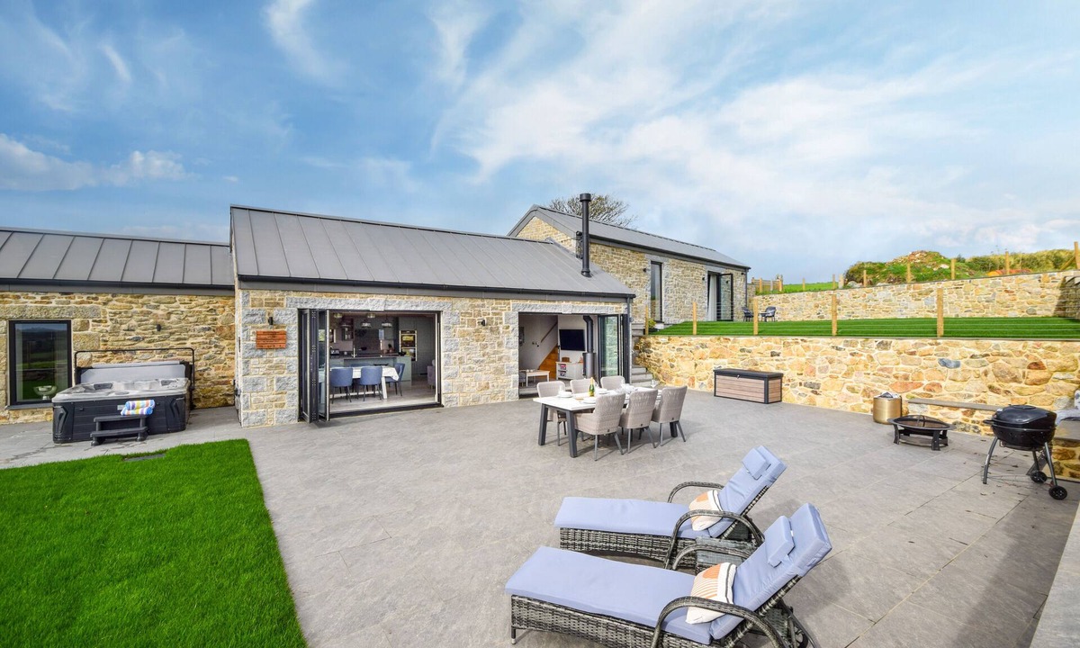 Mabe House | White Rose Barn - Three Bedroom House, Sleeps 6