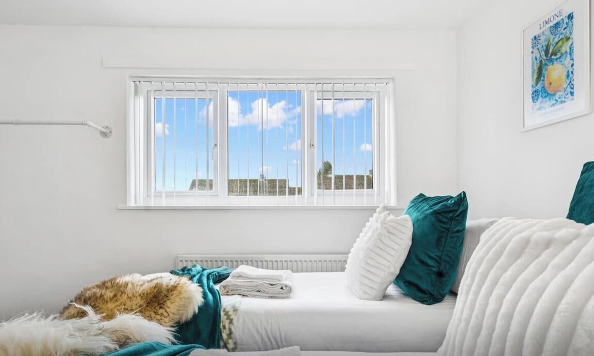 Thornbury House | WindRush Home|Spacious|Comfort|Family|Group|WiFi