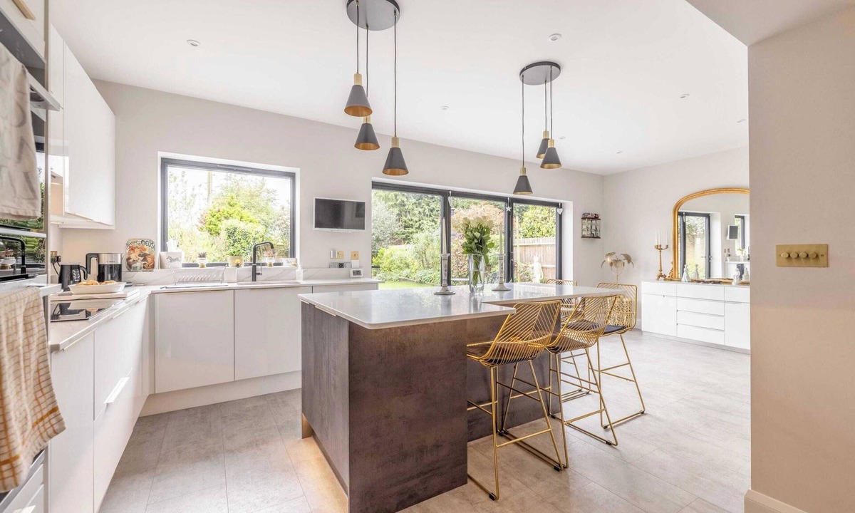Windsor House | Windsor Charm : Spacious 4-Bed, Parking & Garden