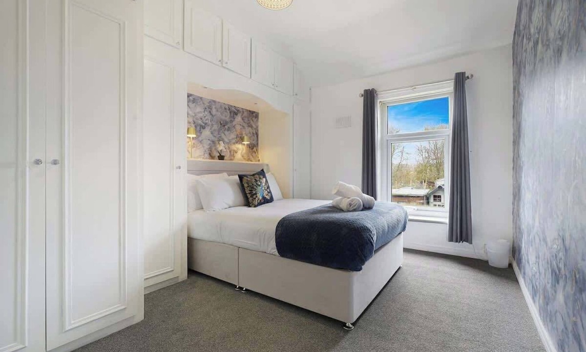 Fishburn House | Work Friendly 3 Bed House with Sofa Beds, Sleeps 7