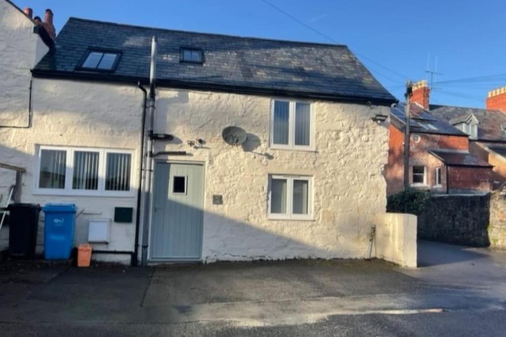 Denbigh House | Y Stabl 94a