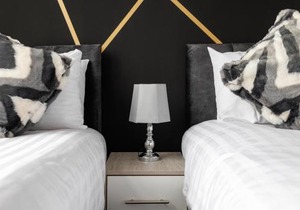 City Centre Studio 4 with Kitchenette, Free Wifi and Smart TV by Yoko Property