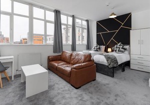 City Centre Studio 4 with Kitchenette, Free Wifi and Smart TV by Yoko Property