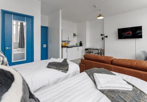 City Centre Studio 4 with Kitchenette, Free Wifi and Smart TV by Yoko Property