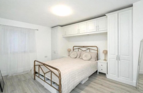 Sutton Coldfield Apartment | 1 Bed Apartment Sleeps 2 -Free Parking -WiFi & Tv