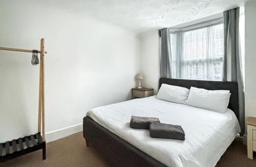 Grantham Apartment | 1 Bed Central Grantham - Sleeps 4 - Garden - Amaya Two - Free Gym Access