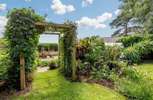 Black Torrington House | 1 Bed in Torrington (oc-46579)