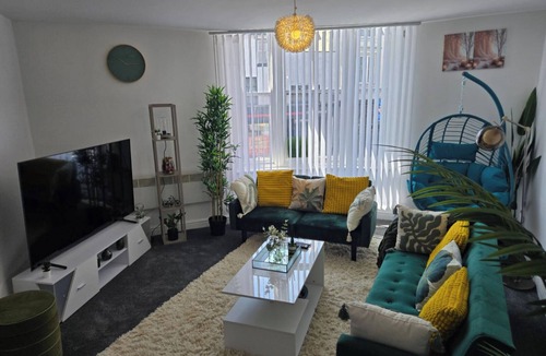 Wolverhampton Apartment | 1 Bed - Sleeps 4 - City Centre