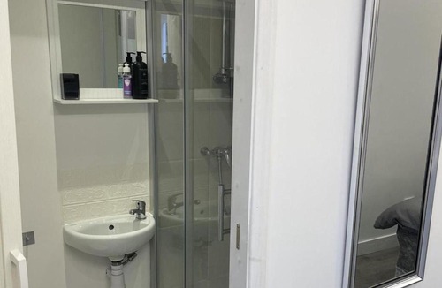 Hillingdon East Apartment | 1 Bed Studio - Sleeps 2 - Smoking - Parking - Wifi