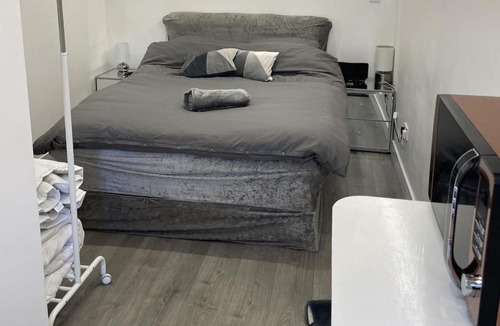 Hillingdon East Apartment | 1 Bed Studio - Sleeps 2 - Smoking - Parking - Wifi