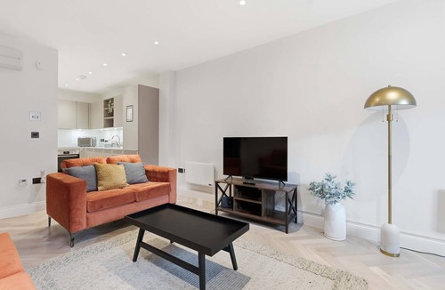Birmingham City Centre Apartment | 1BED Central Birmingham Flat w Parking & Terrace