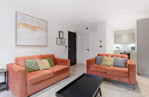 Birmingham City Centre Apartment | 1BED Central Birmingham Flat w Parking & Terrace