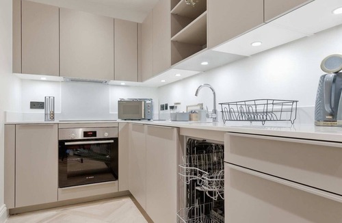 Birmingham City Centre Apartment | 1BED Central Birmingham Flat w Parking & Terrace