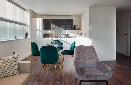 Slough Apartment | 1BR Flat With a Double Bed - New Eton House Residence Slough