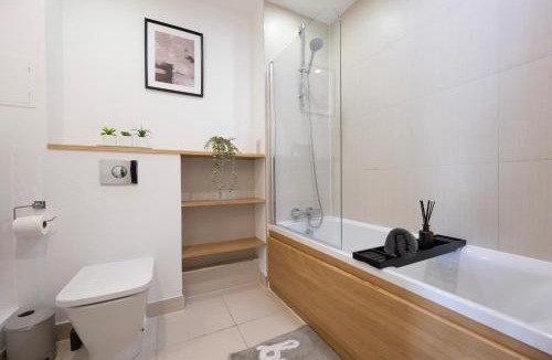 Gillingham Apartment | 1BR River View - Parking - Sleeps 4
