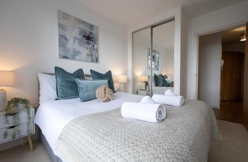 Gillingham Apartment | 1BR River View - Parking - Sleeps 4