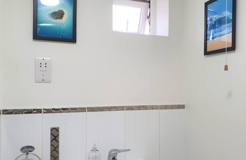 Swindon Apartment | 2 Bed 2 Bath, Central Old Town w/Parking, Sleeps 5