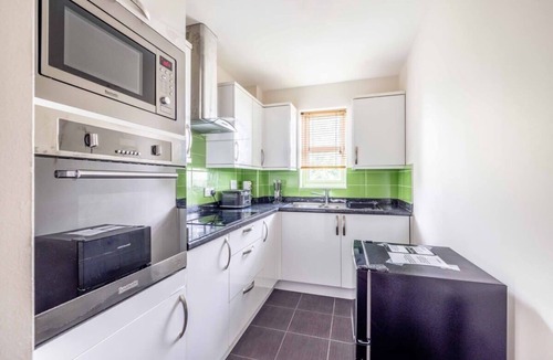 George Green Condo | 2 Bed/2 Bath/Parking in Slough - By Tempstay