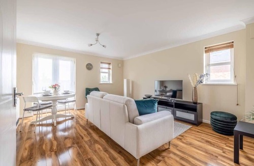 George Green Condo | 2 Bed/2 Bath/Parking in Slough - By Tempstay