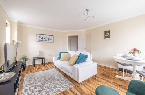 George Green Condo | 2 Bed/2 Bath/Parking in Slough - By Tempstay