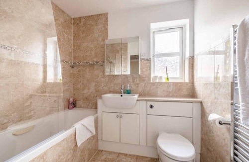 George Green Condo | 2 Bed/2 Bath/Parking in Slough - By Tempstay
