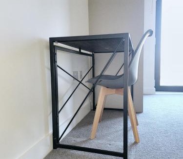 Earlswood Apartment | 2 Bed Balcony Apt-Free Parking-Ideal for Work or Leisure