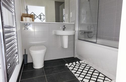 Earlswood Apartment | 2 Bed Balcony Apt-Free Parking-Ideal for Work or Leisure