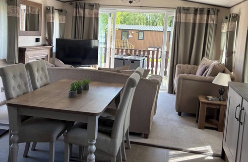 South Lakeland Leisure Village Cabin | 2-Bed Cabin - Sleeps 5 - Parking - Pet Friendly