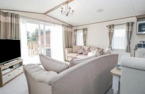 South Lakeland Leisure Village House | 2-Bed Cabin - Sleeps 5 - Parking - Pet Friendly
