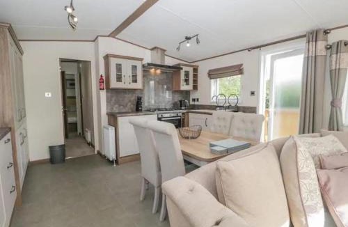 South Lakeland Leisure Village House | 2-Bed Cabin - Sleeps 5 - Parking - Pet Friendly