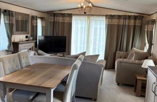 South Lakeland Leisure Village House | 2-Bed Cabin - Sleeps 5 - Parking - Pet Friendly