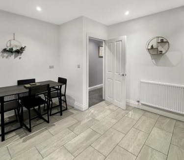 Grantham Apartment | 2 Bed Central Grantham Sleeps 6 Free Parking Free Gym Access
