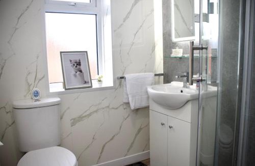 St Helens House | 2 Bed Contractor House in St Helens - Free Parking - Wifi