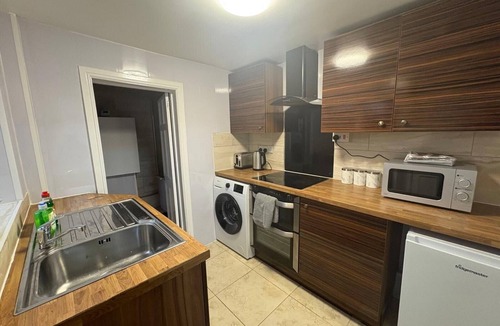 Boldon Colliery Apartment | 2 Bed Flat - Sleeps 3 - Parking - Wifi