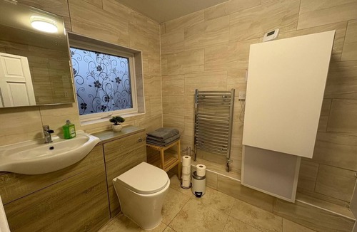 Boldon Colliery Apartment | 2 Bed Flat - Sleeps 3 - Parking - Wifi